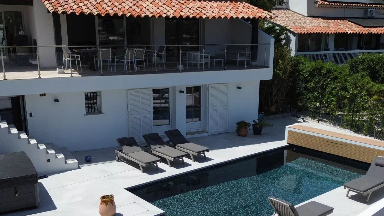 Villa les Oiseaux-Exterior in summer