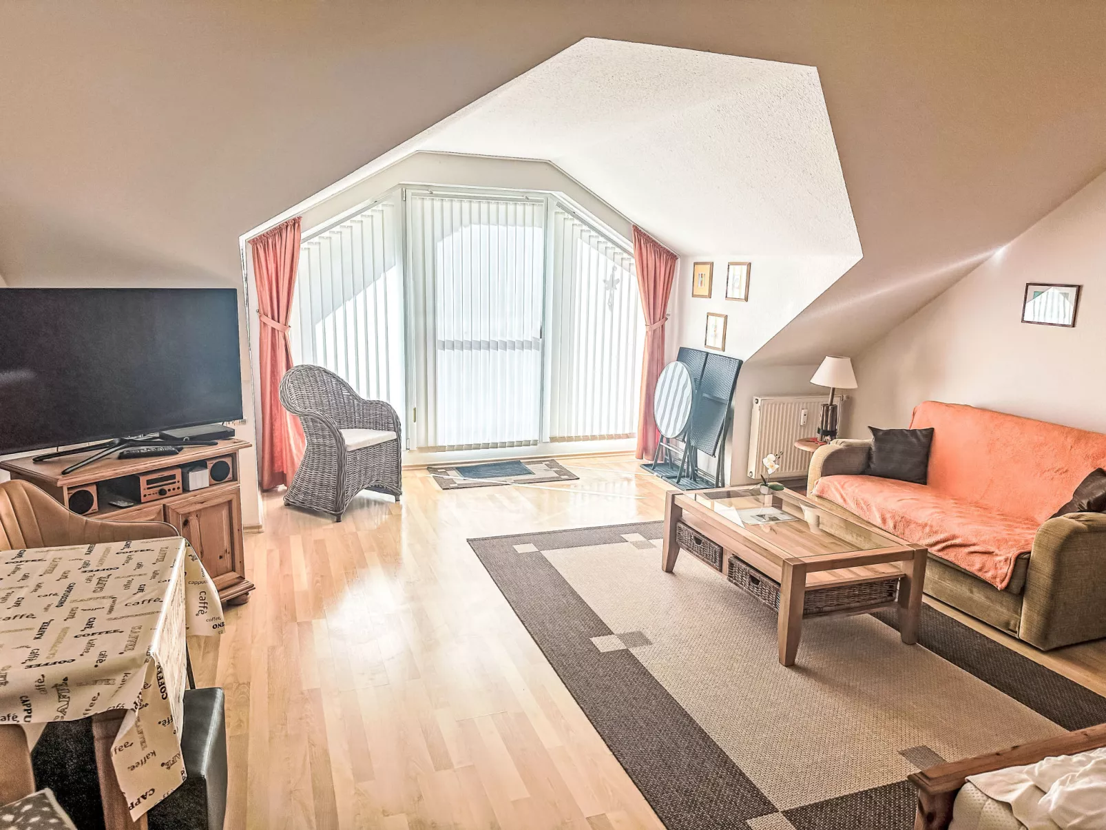 Glowe (GLW657)-Inside