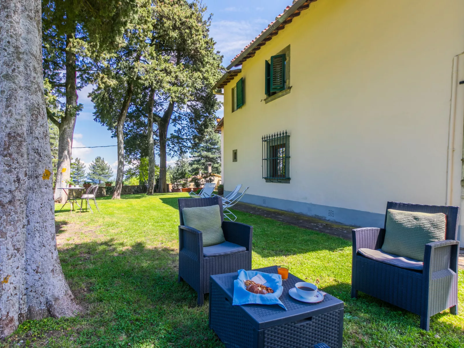 Borgo Castagnoli-Outside