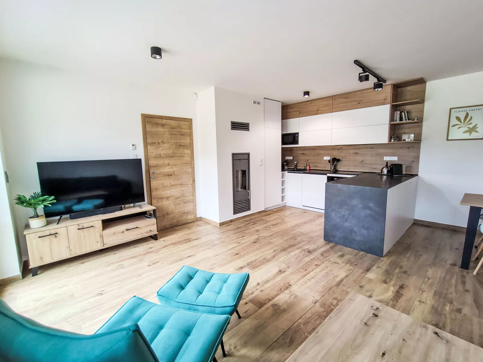 13ka Ground Oasis with Terrace-Drinnen