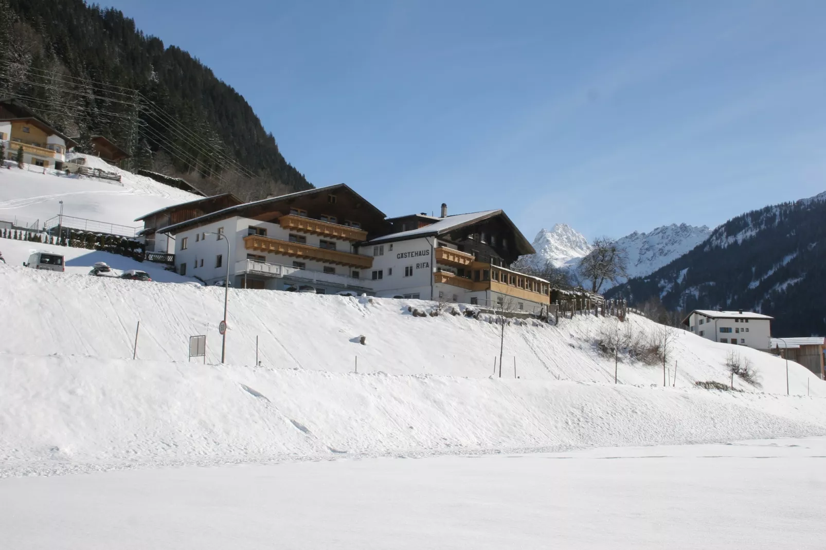 Apartment 3-5/1-Exterior in winter