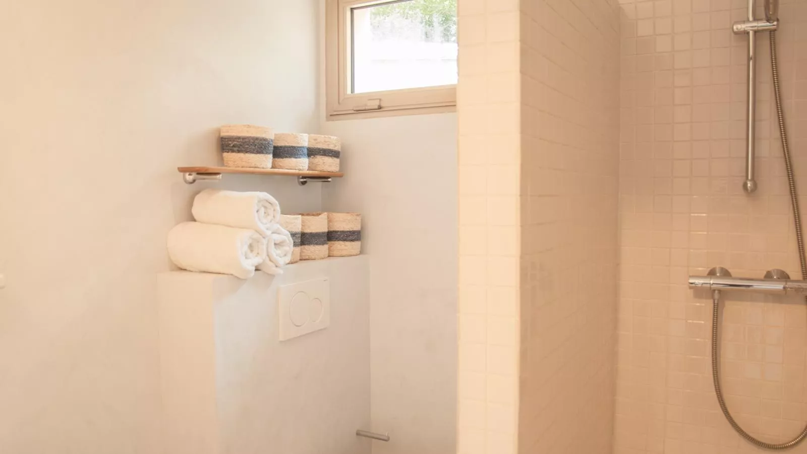 Maison l Arc-Bathroom