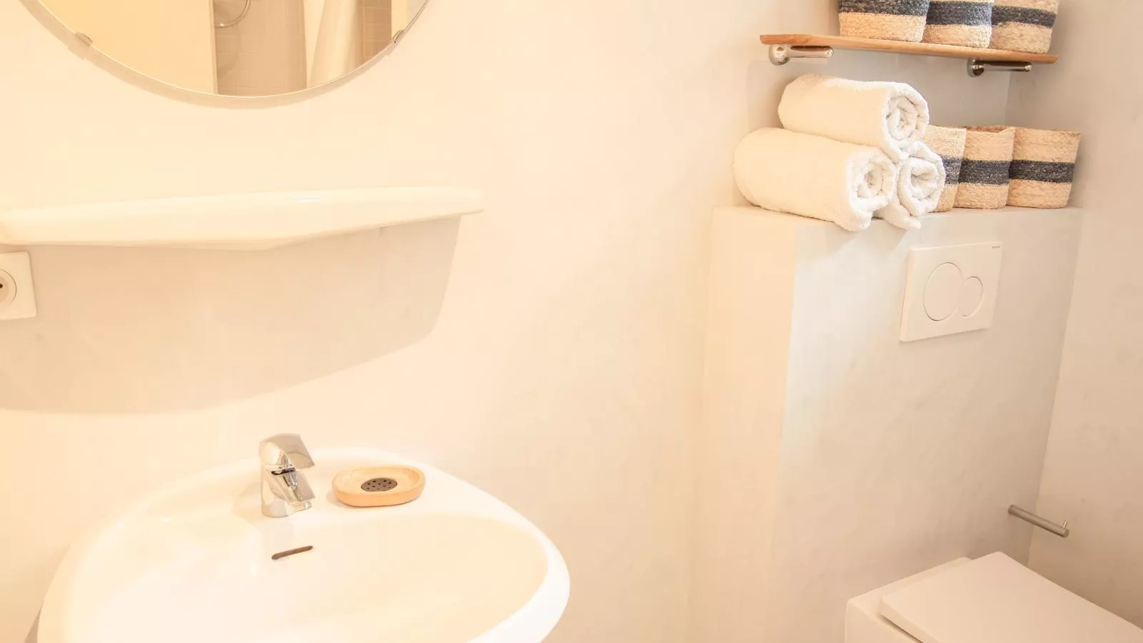 Maison l Arc-Bathroom