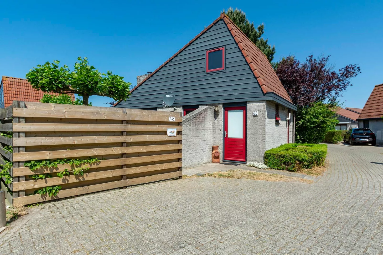 Yperhof 66-Exterior in summer