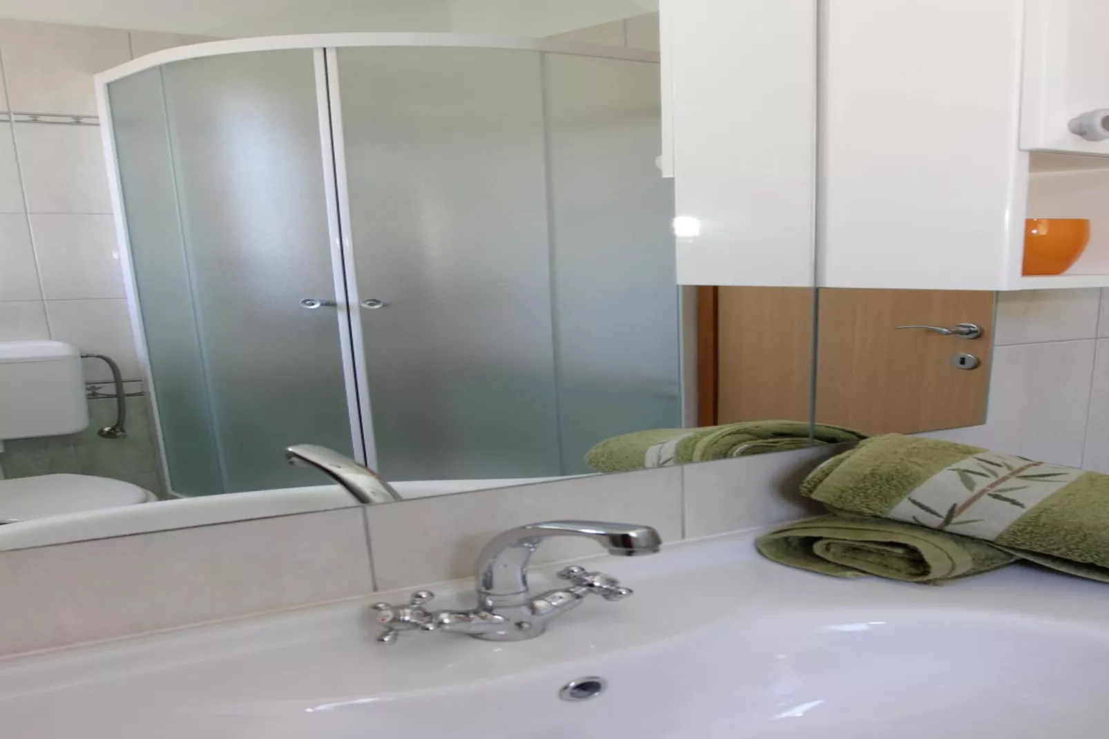 Holiday House Pine Tree - Three Bedroom Holiday Home with Pool-Bathroom