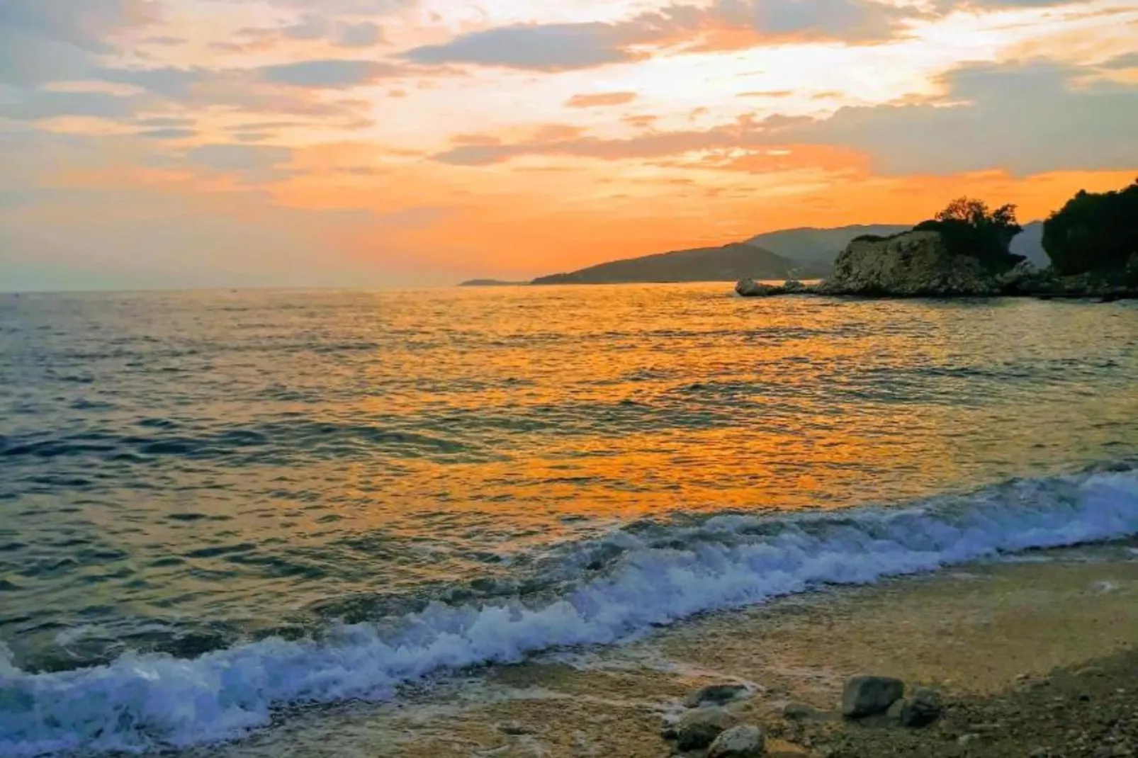 Apartments & Rooms Barišić - Double Room with Balcony and Garden View (First floor-Soba 8)-Ambiance