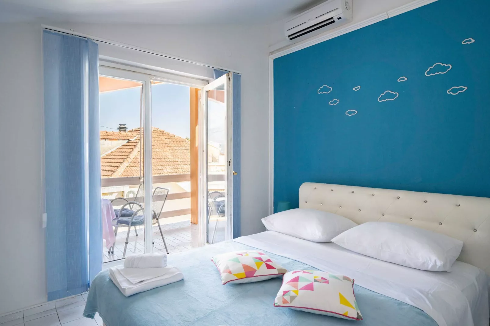 LaidBack Apartments - Standard One Bedroom Apartment with Balcony and Sea View (Azur)-Chambre