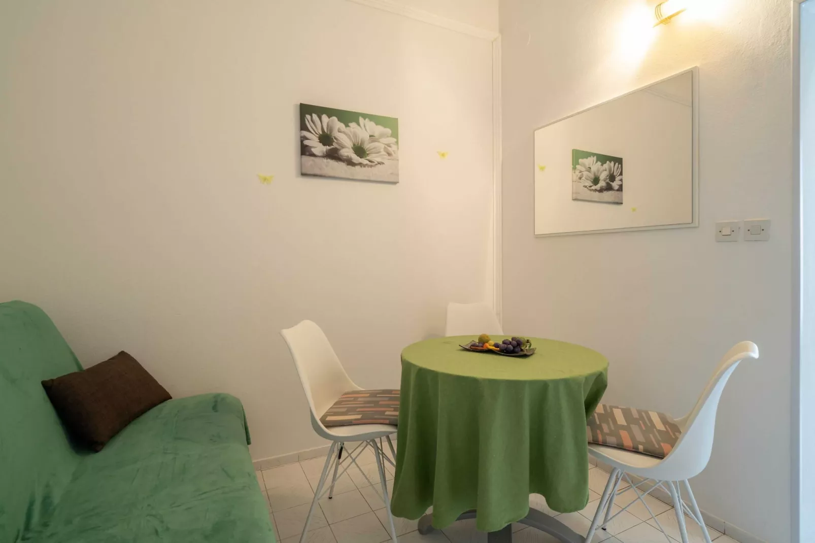 LaidBack Apartments - Comfort One Bedroom Apartment with Balcony and Sea View (Green)-Wohnzimmer