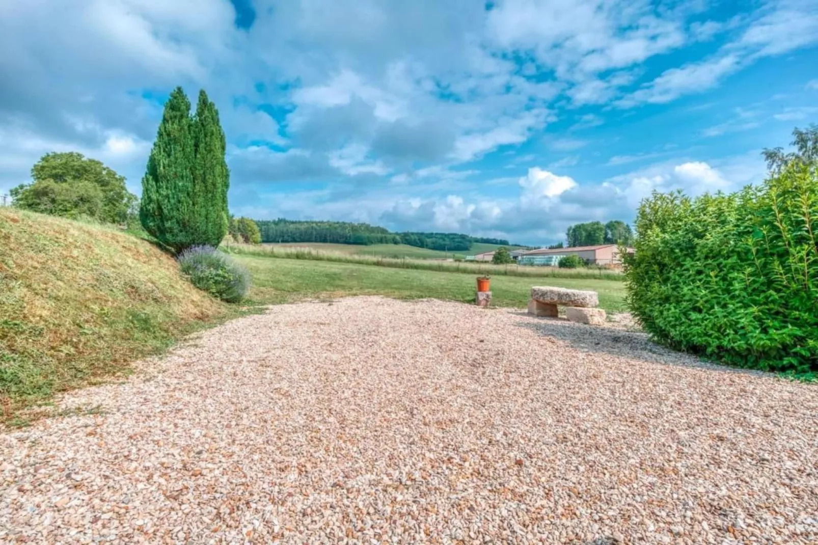 Le Phenix-Areas within 20km in summer