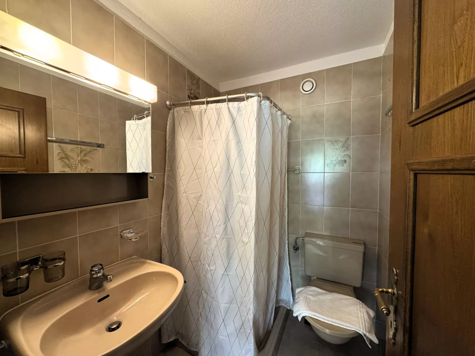 Apt. 33-1-Inside