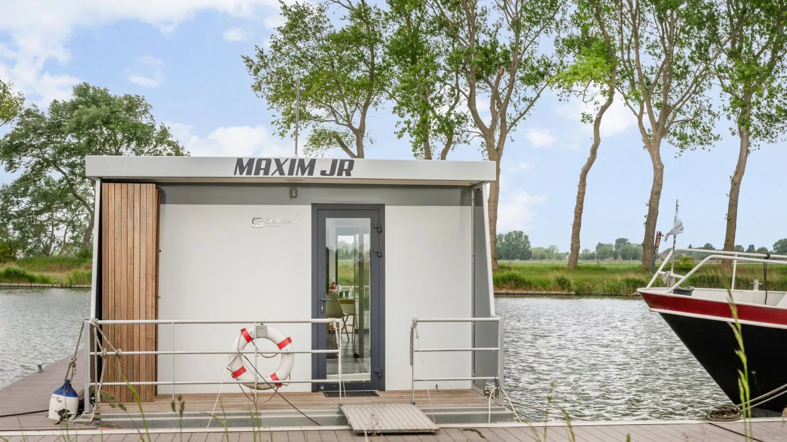 Maxim Jr-Exterior in summer