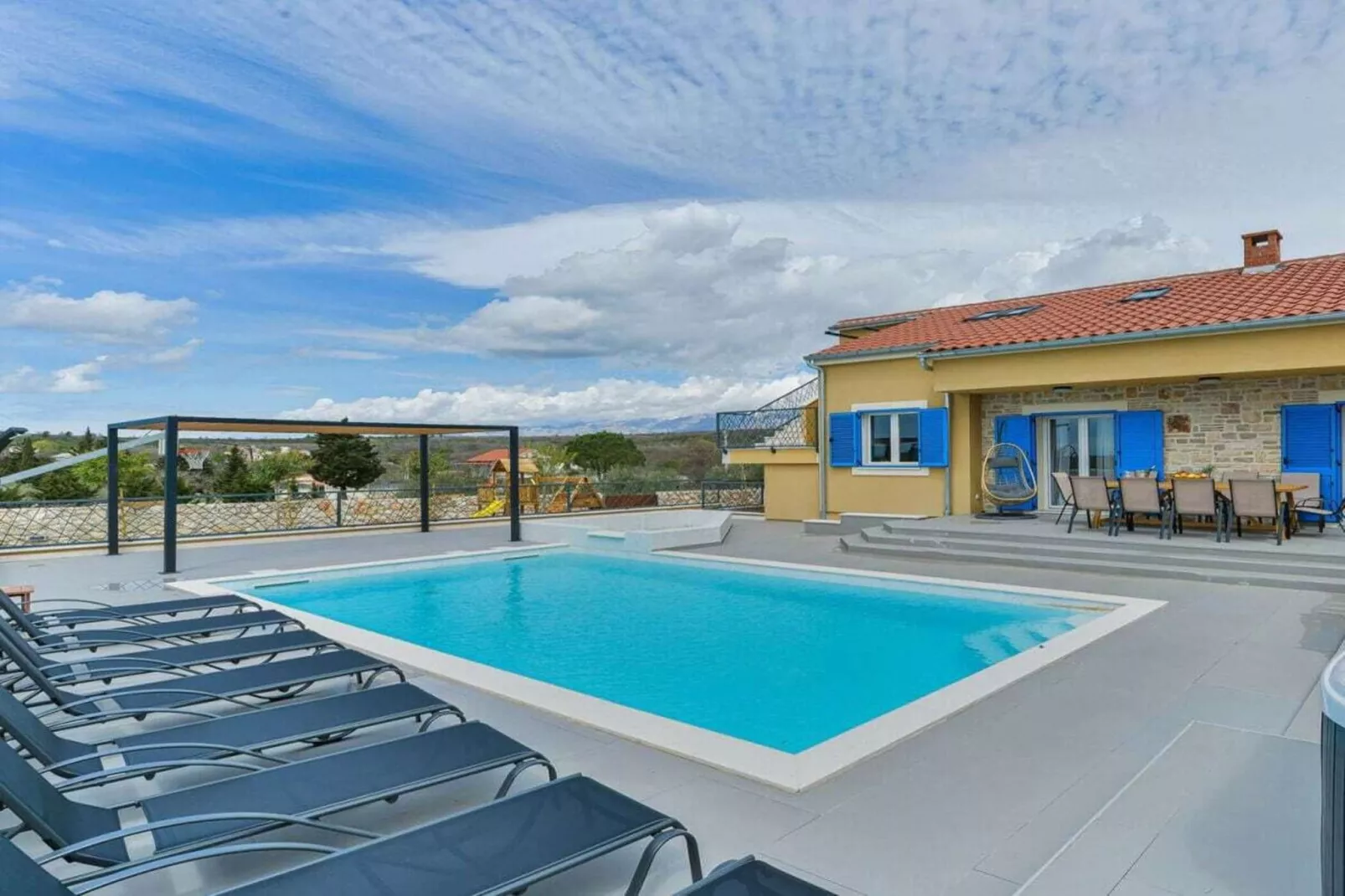 429433-Swimming pool