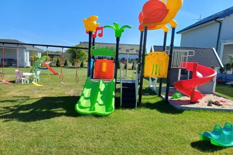 Parterowe domki wakacyjne dla 4 osób Sarbinowo-Gardens in summer