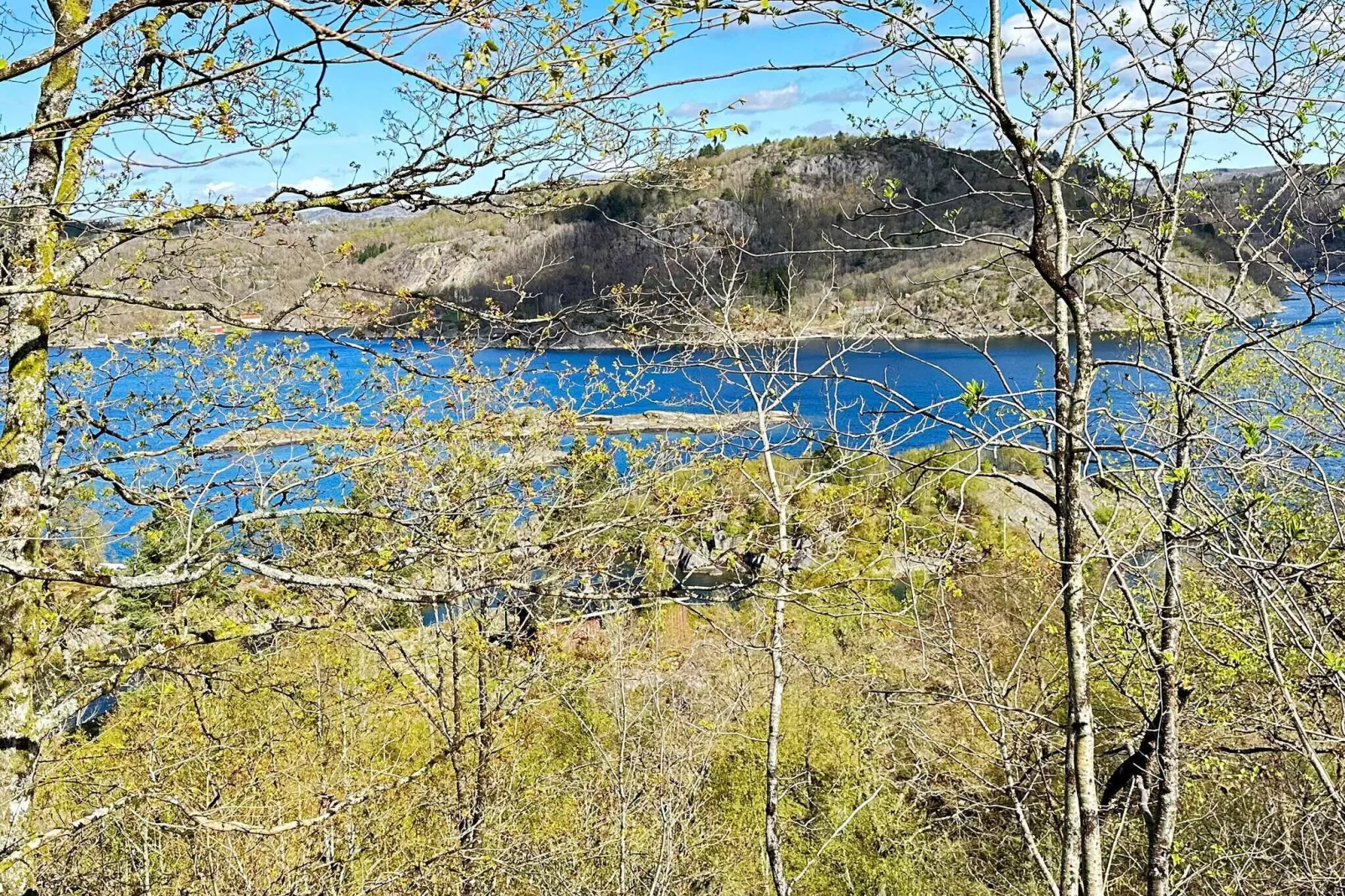 HUS 55765  HYTTE B-Water view