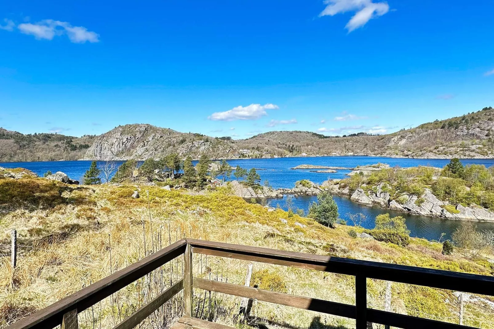 HUS 55765  HYTTE B-Water view