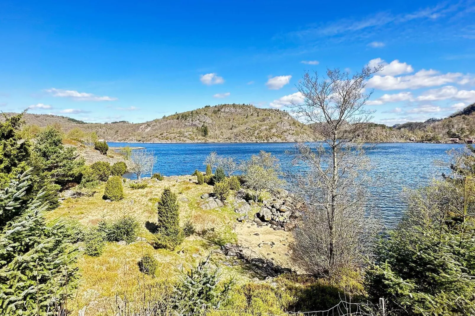 HUS 55765  HYTTE B-Water view