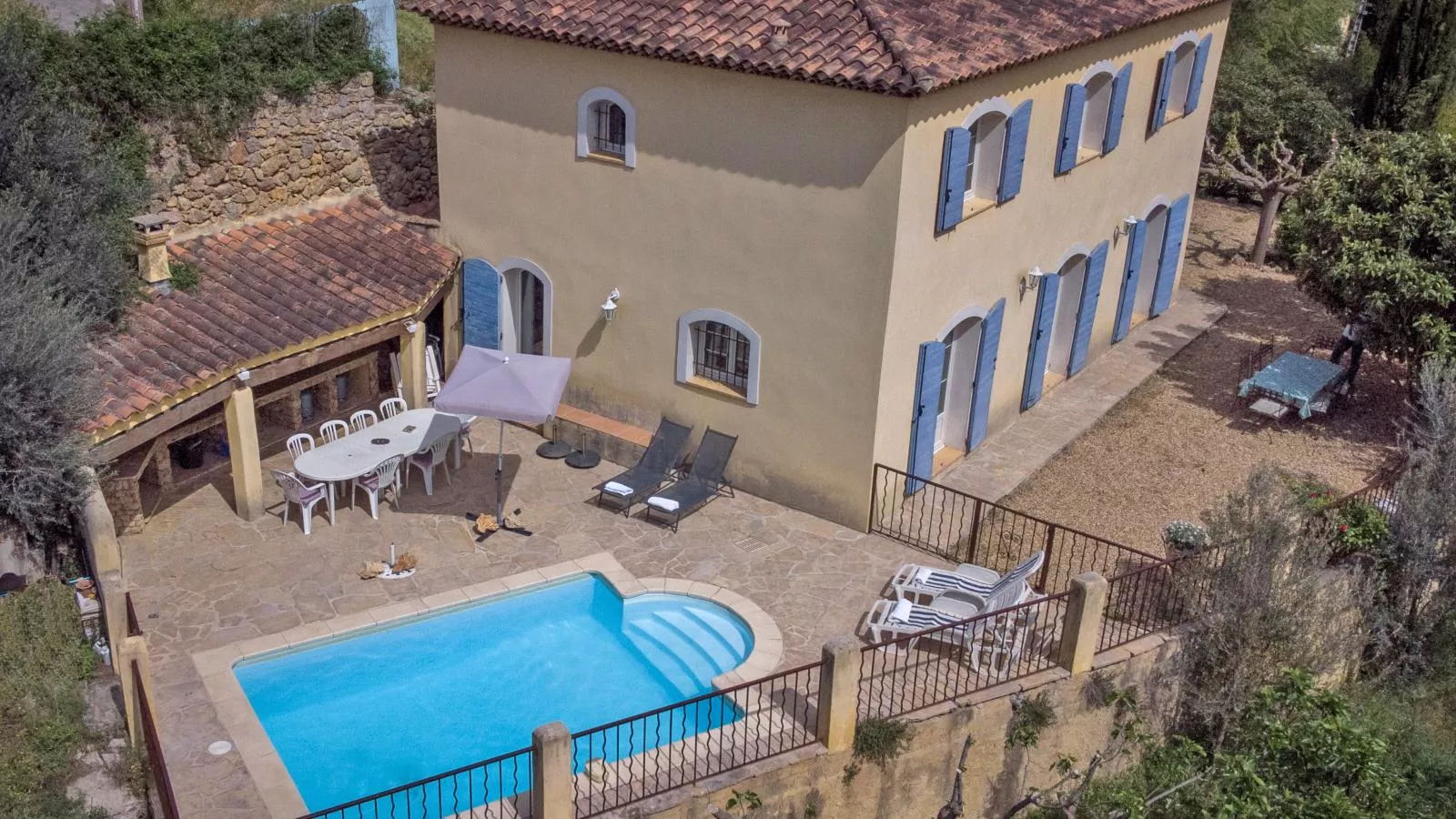Maison Jaune-Exterior in summer