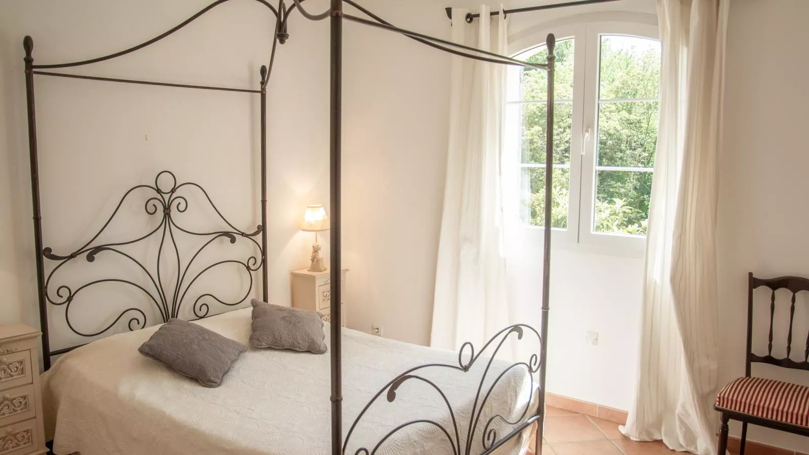 Maison Jaune-Bedroom