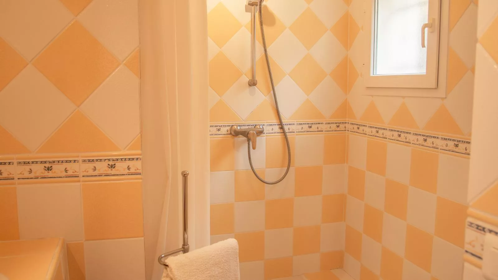 Maison Jaune-Bathroom