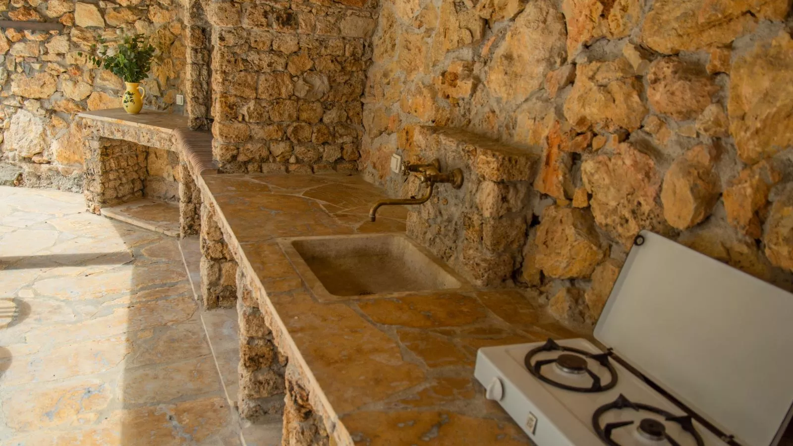Maison Jaune-Kitchen