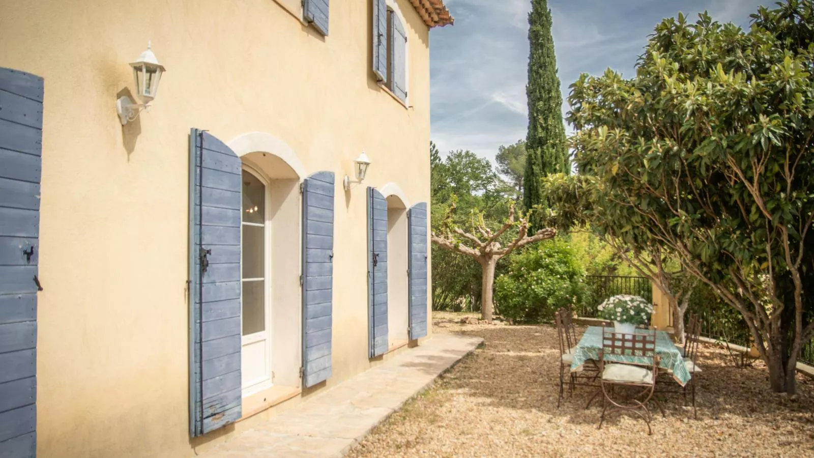 Maison Jaune-Exterior in summer