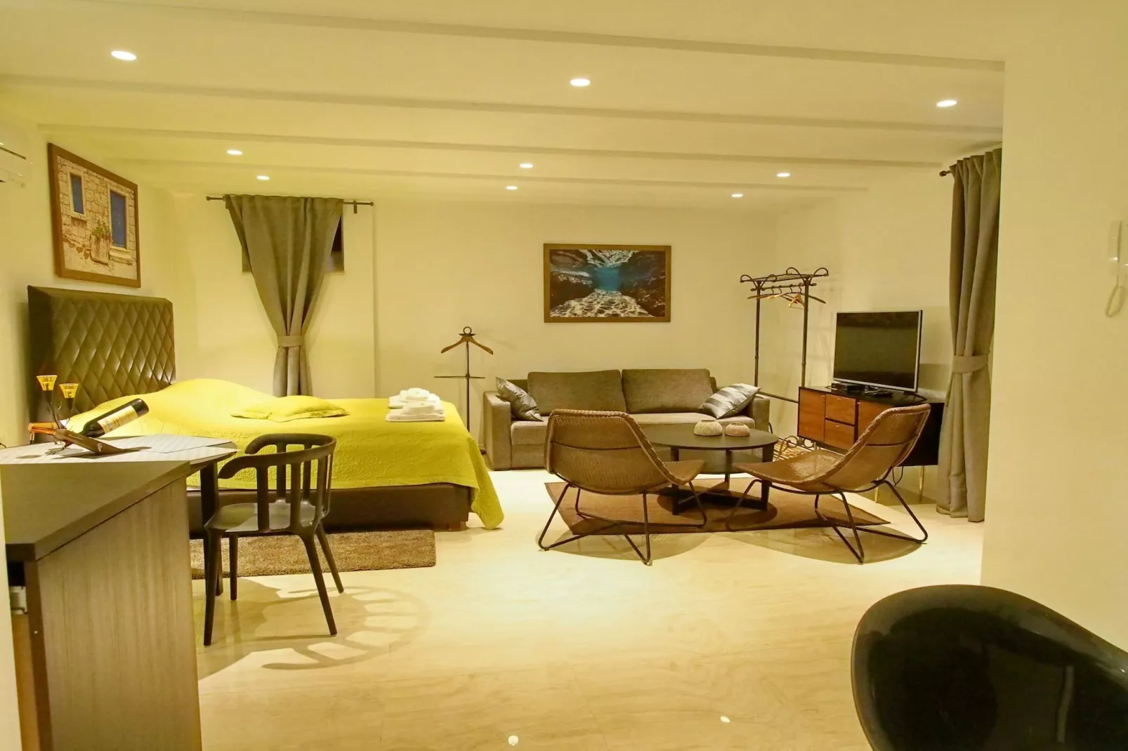 Luxury Style Apartments - Deluxe Studio (Modern)