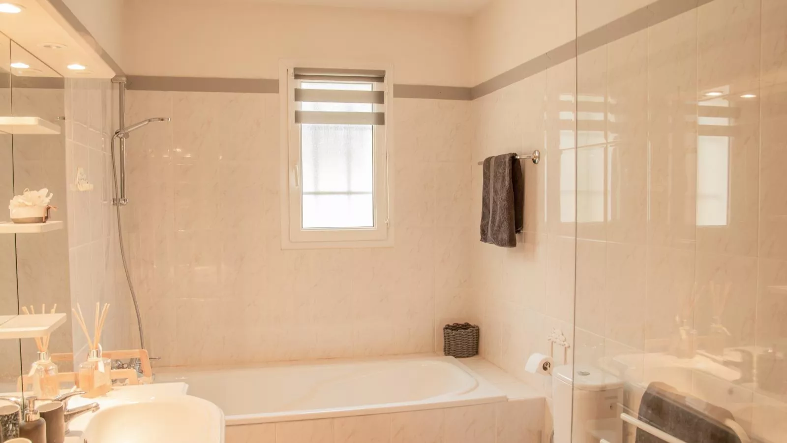 La Roque-Bathroom