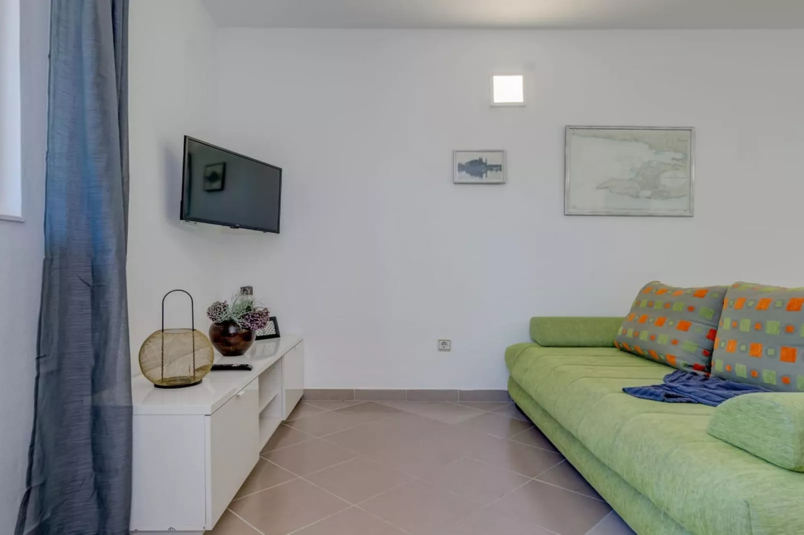 Seaside Getaway Holiday Home with Patio Slatine - Three Bedroom Holiday Home