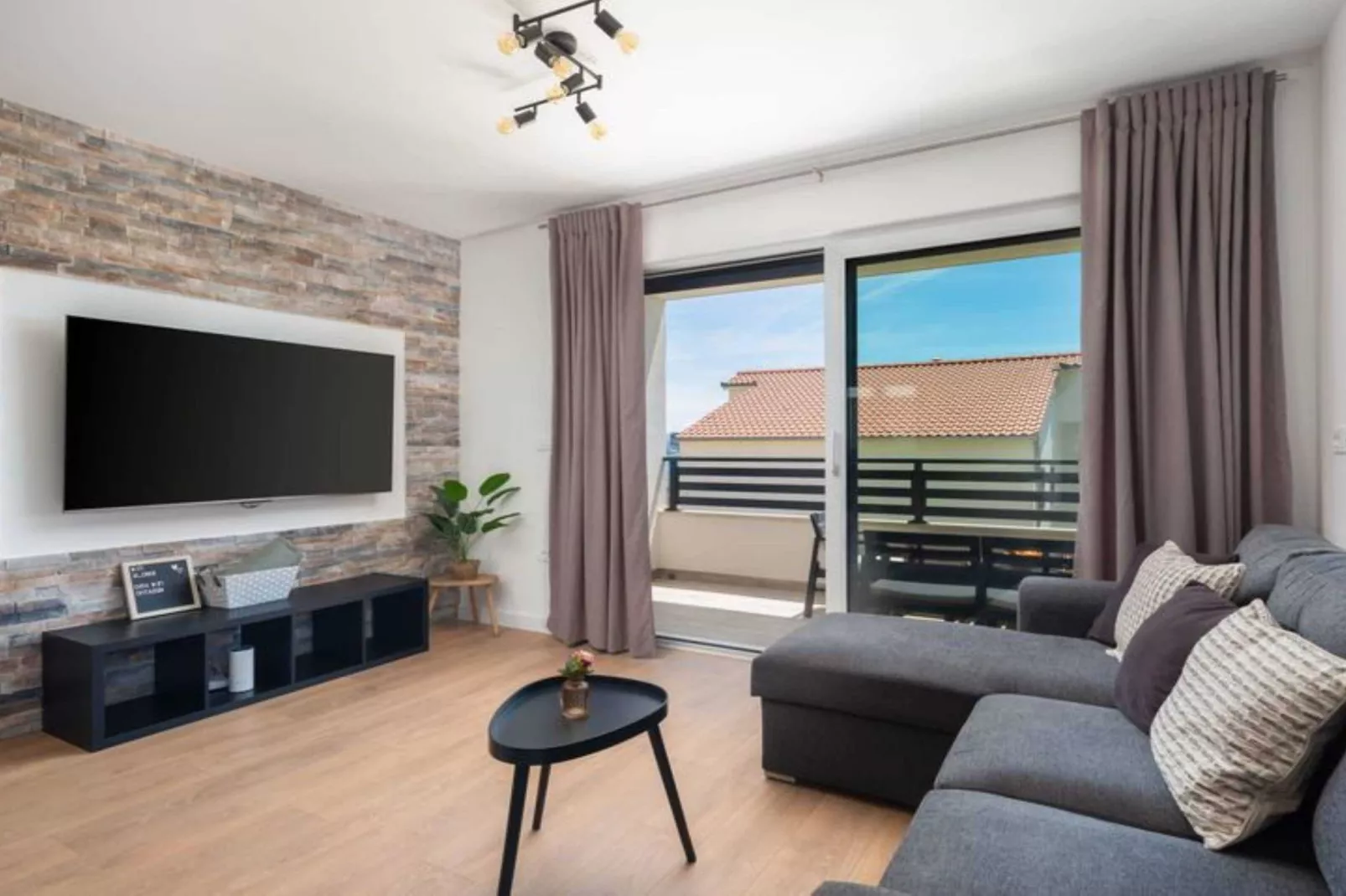 Shimmering Sea Apartment with Terrace - Four Bedroom Apartment with Terrace