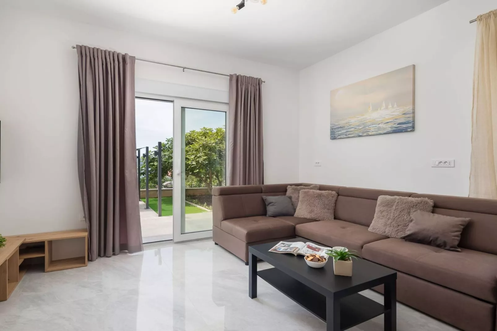 Contemporary Apartment with Terrace and Spacious Garden - Two Bedroom Apartment with Terrace