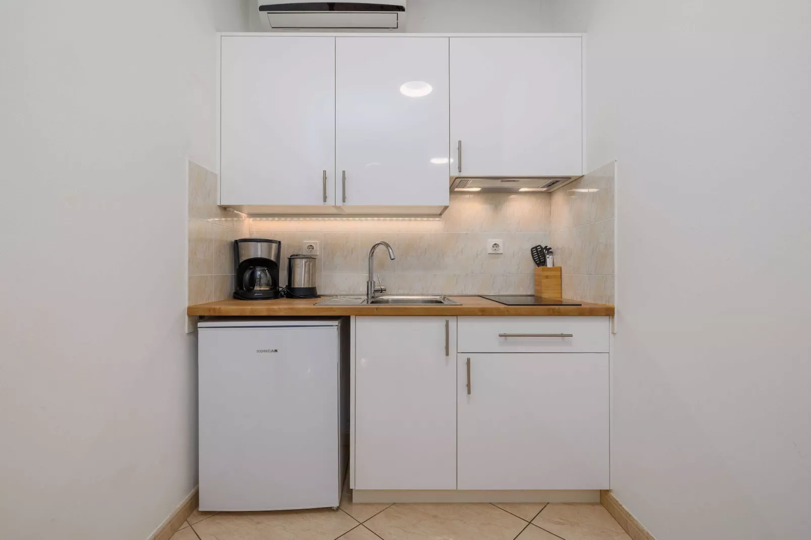 Wonderful Krk Island Stay: Shared Pool, Grill Patio, and Nearby Beaches - Studio Apartment