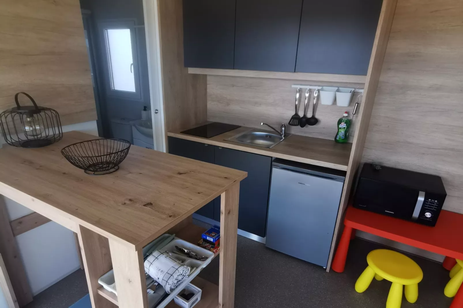 Comfort Two Bedroom Mobile Homes Pirovac - Standard Two Bedroom Mobile Home with Sea View and Terrace