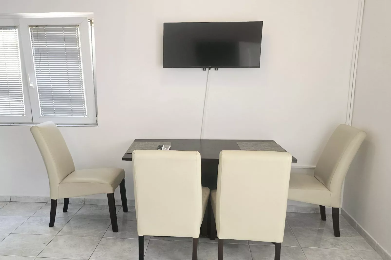 Apartments Mateo - One Bedroom Apartment - White