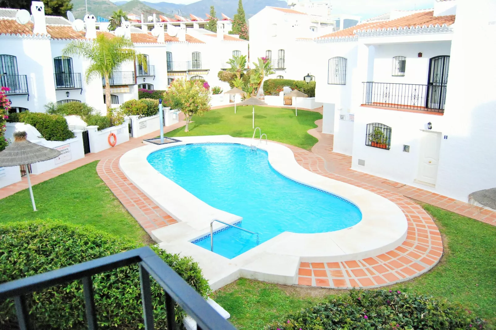 Los Pinos 29 Villas by Casasol
