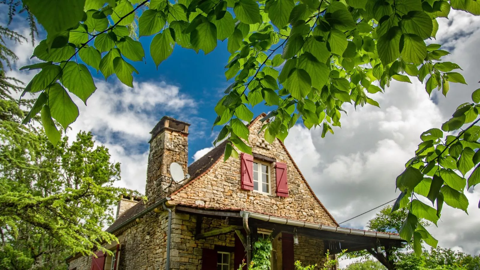 Les Follets-Exterior summer