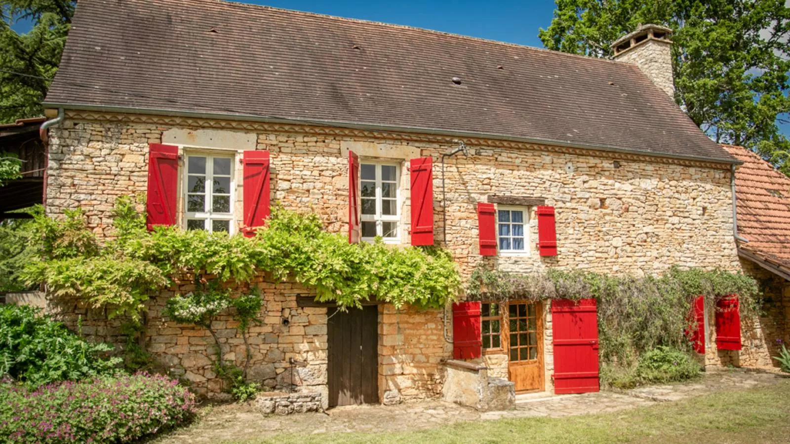 Les Follets-Exterior summer