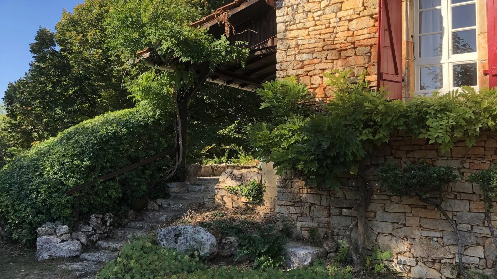 Les Follets-Exterior summer