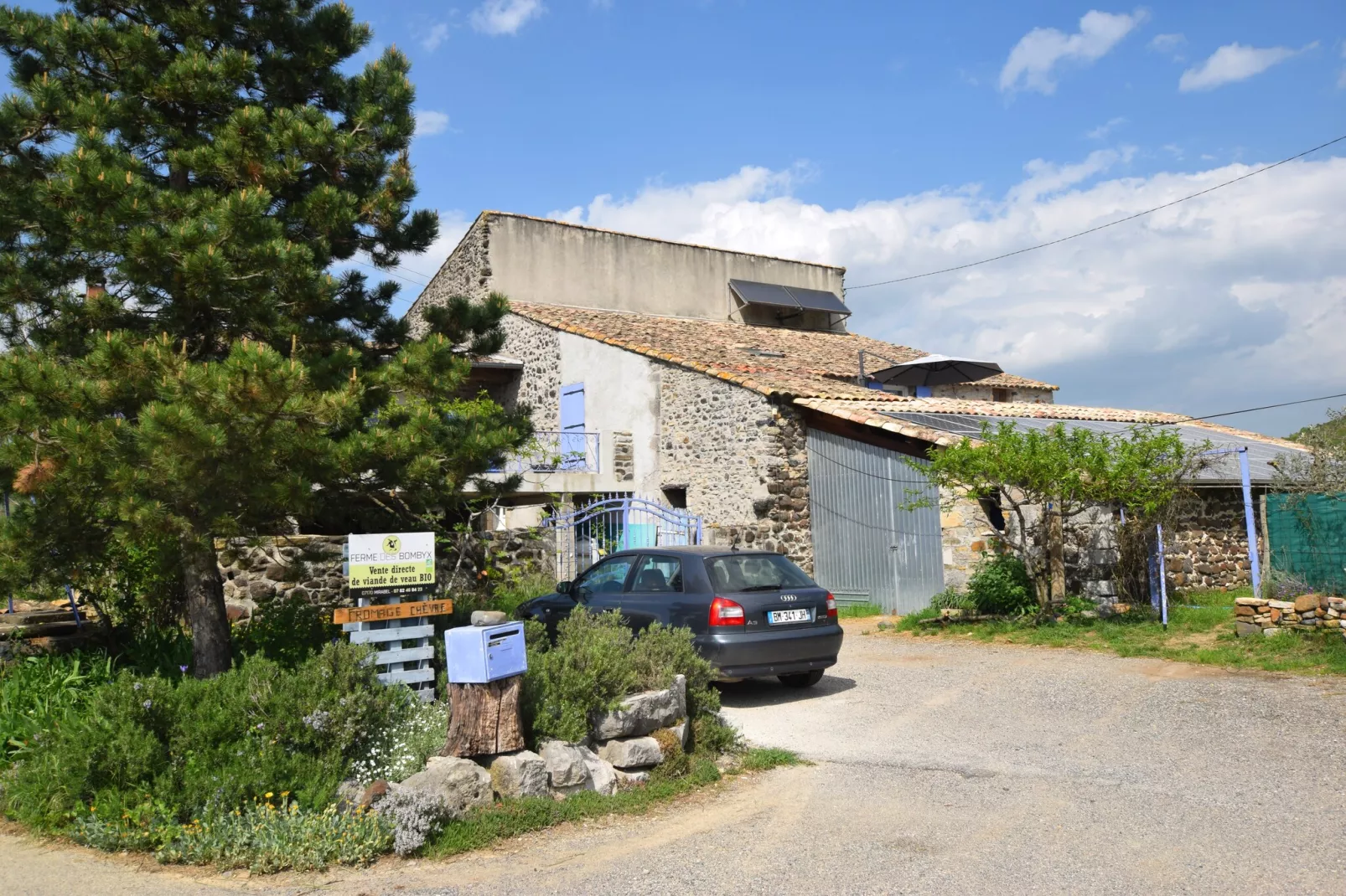 Cottage les Bombis-Exterior in summer