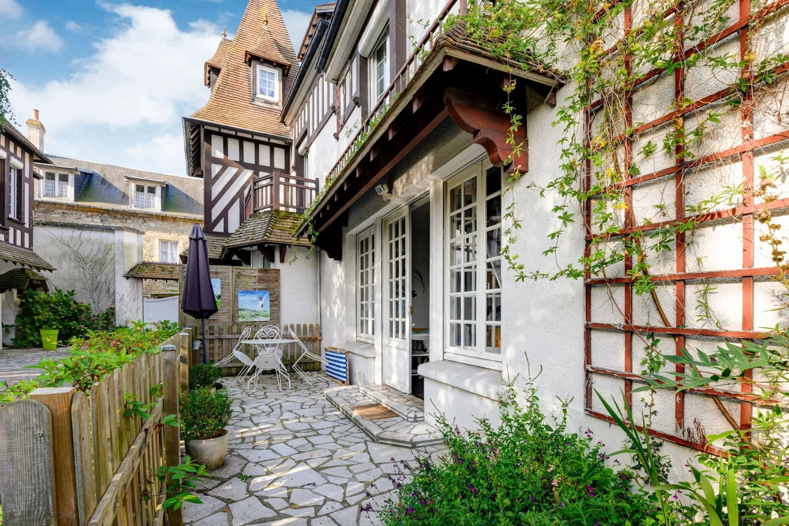 Le 45-Exterior in summer