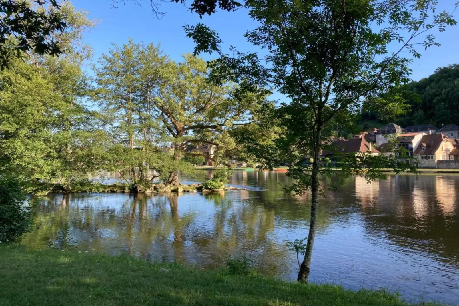 Altillac - La Rivière-Areas within 20km in summer