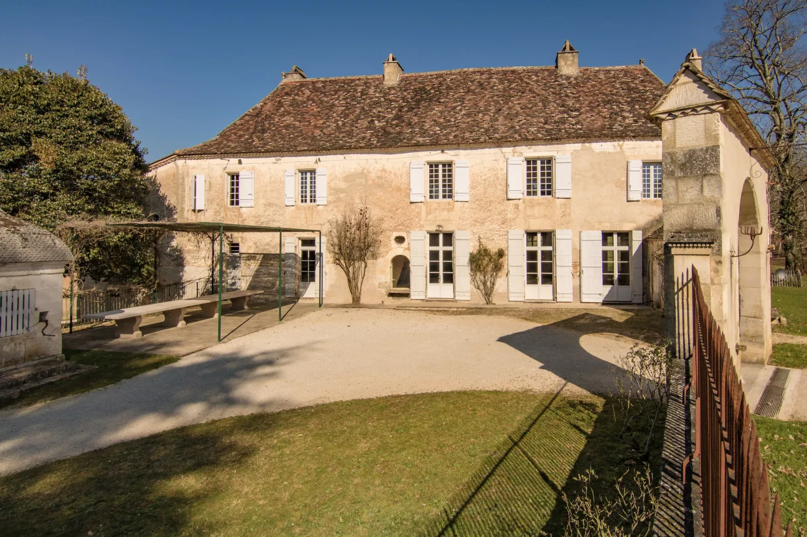 La Leotardie-Exterior in summer
