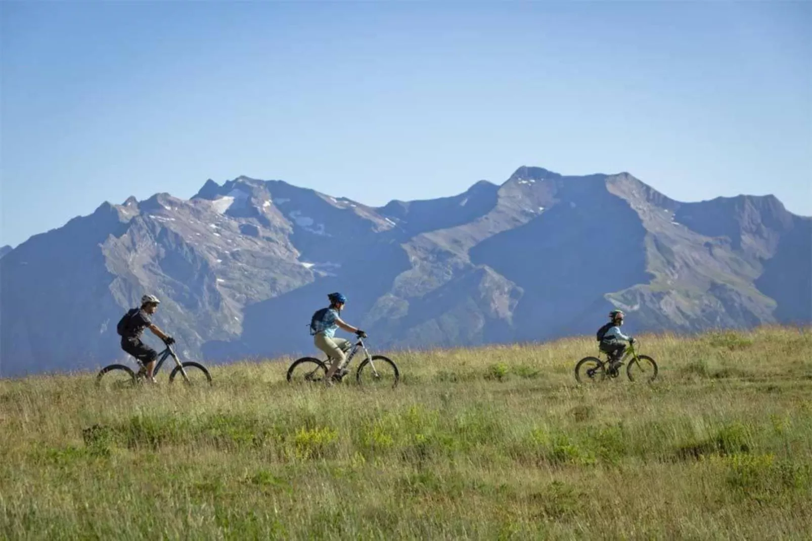 Les Chalets de l'Altiport 2-Areas within 20km in summer