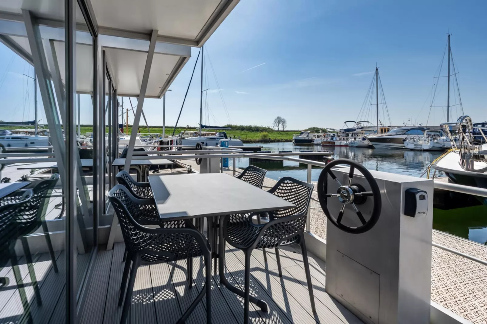 Waterlodge Blue Island-Terrace balcony