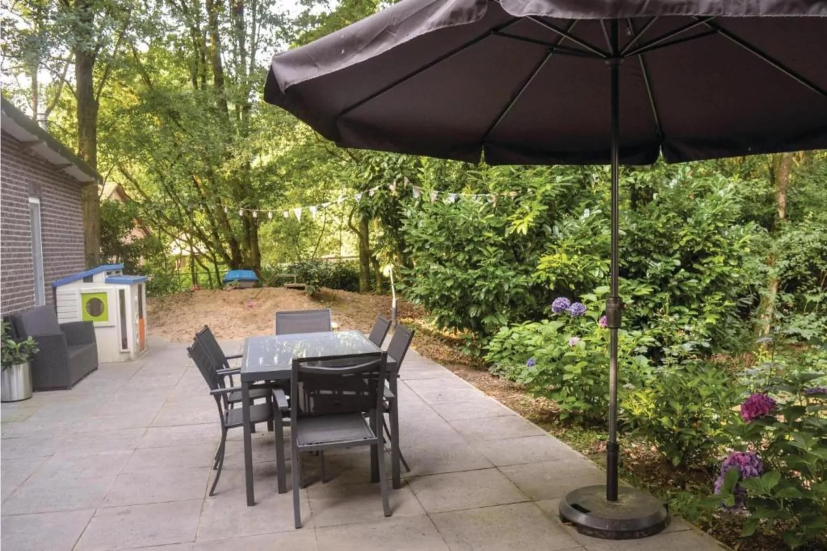Dorpswoning In het Bos-Terrace balcony