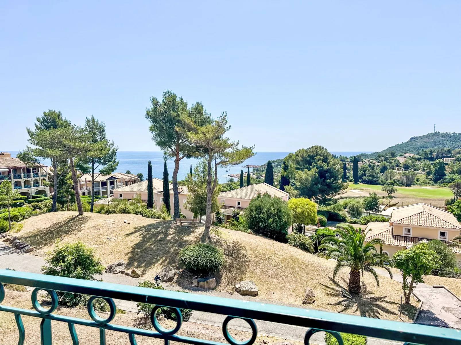 Le Village (C8 245)-Dehors