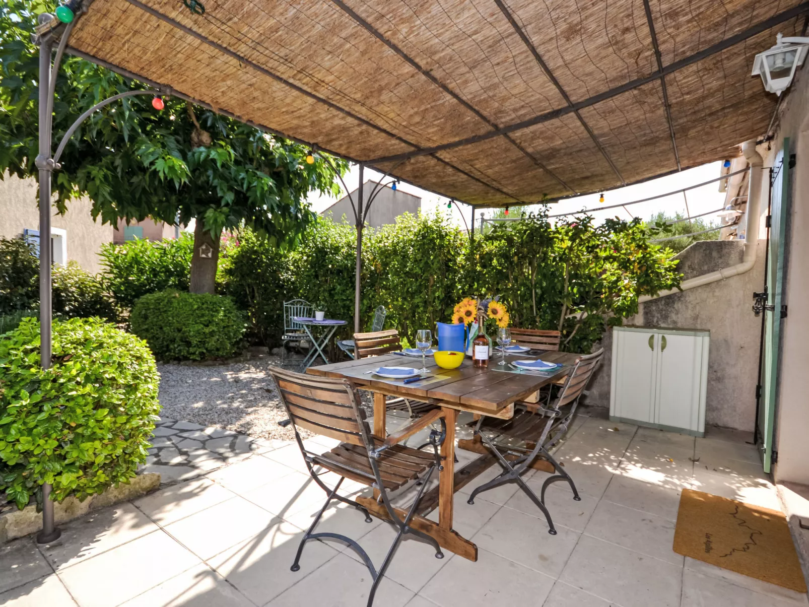 Val d'Alpilles-Outside