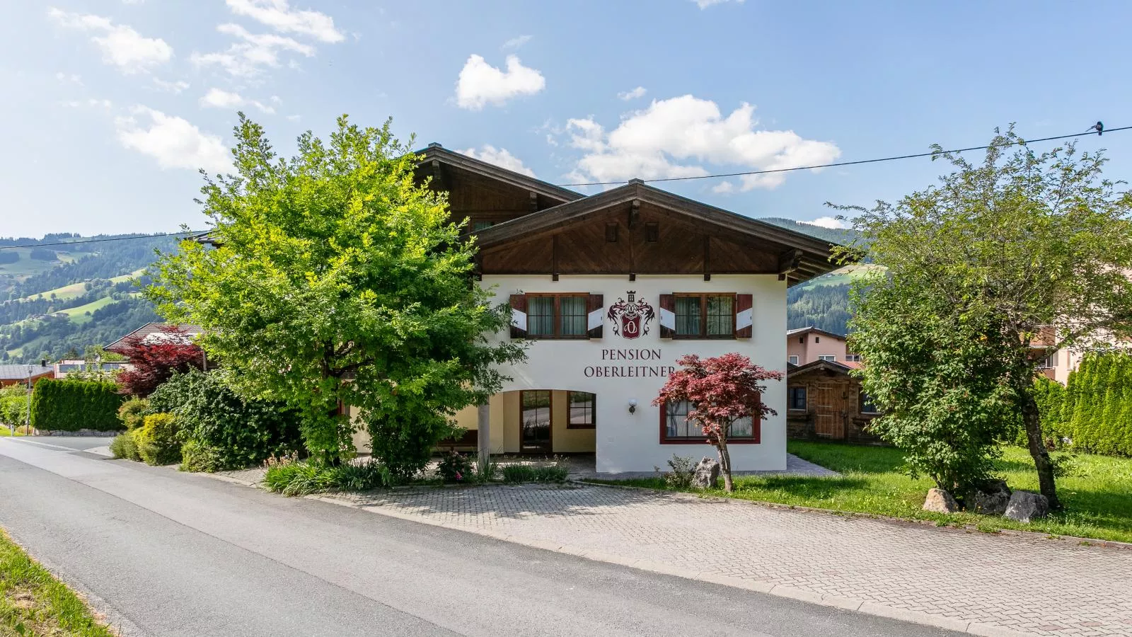 Oberleitner L-Außenbereich Sommer
