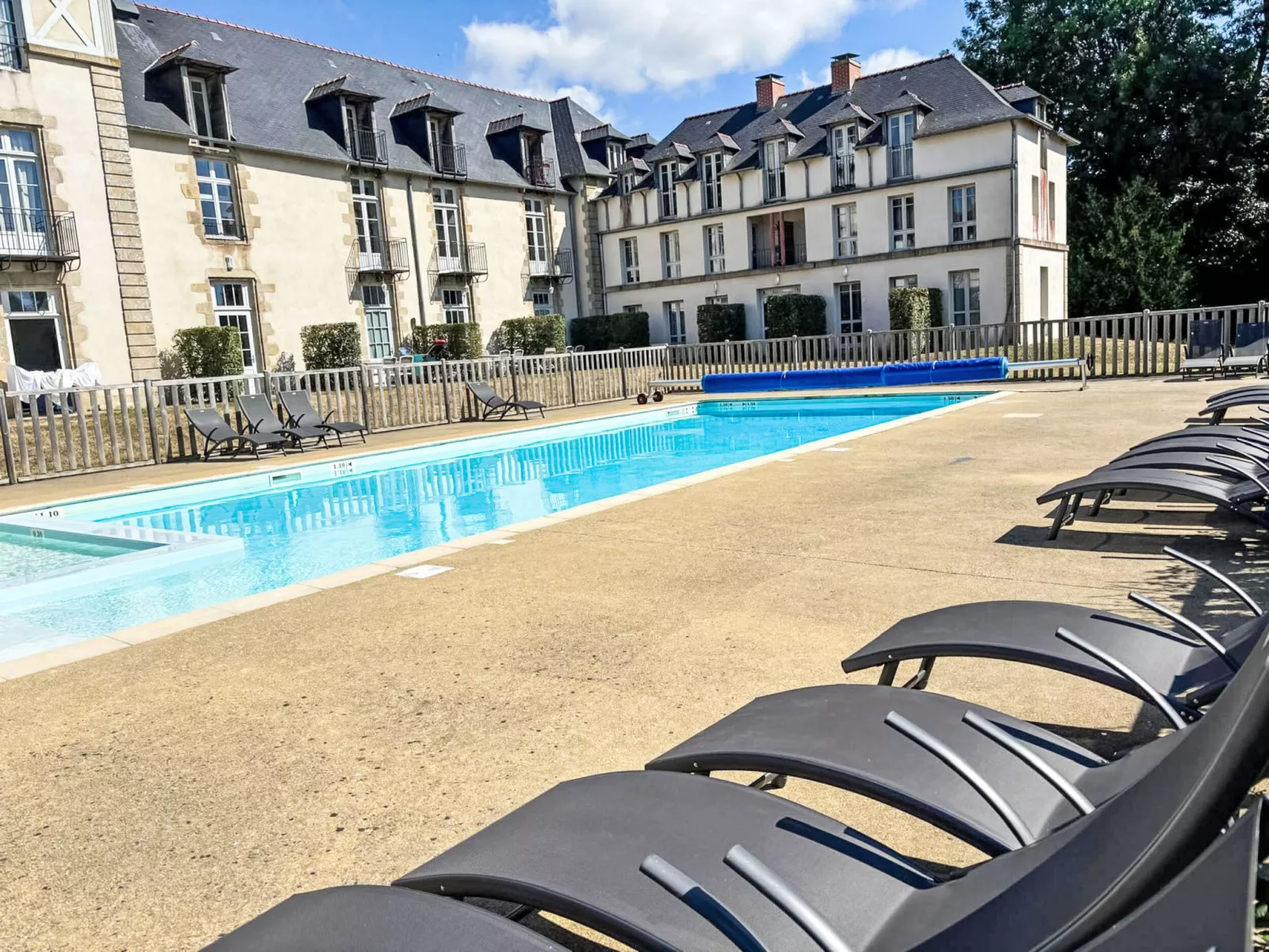 Le Château de Kergonano-Outside