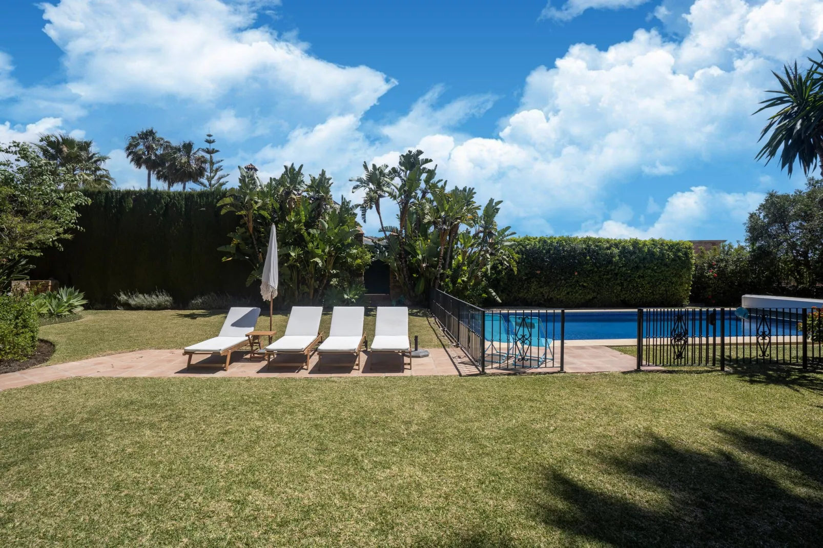 Casa Amarilla-Gardens in summer