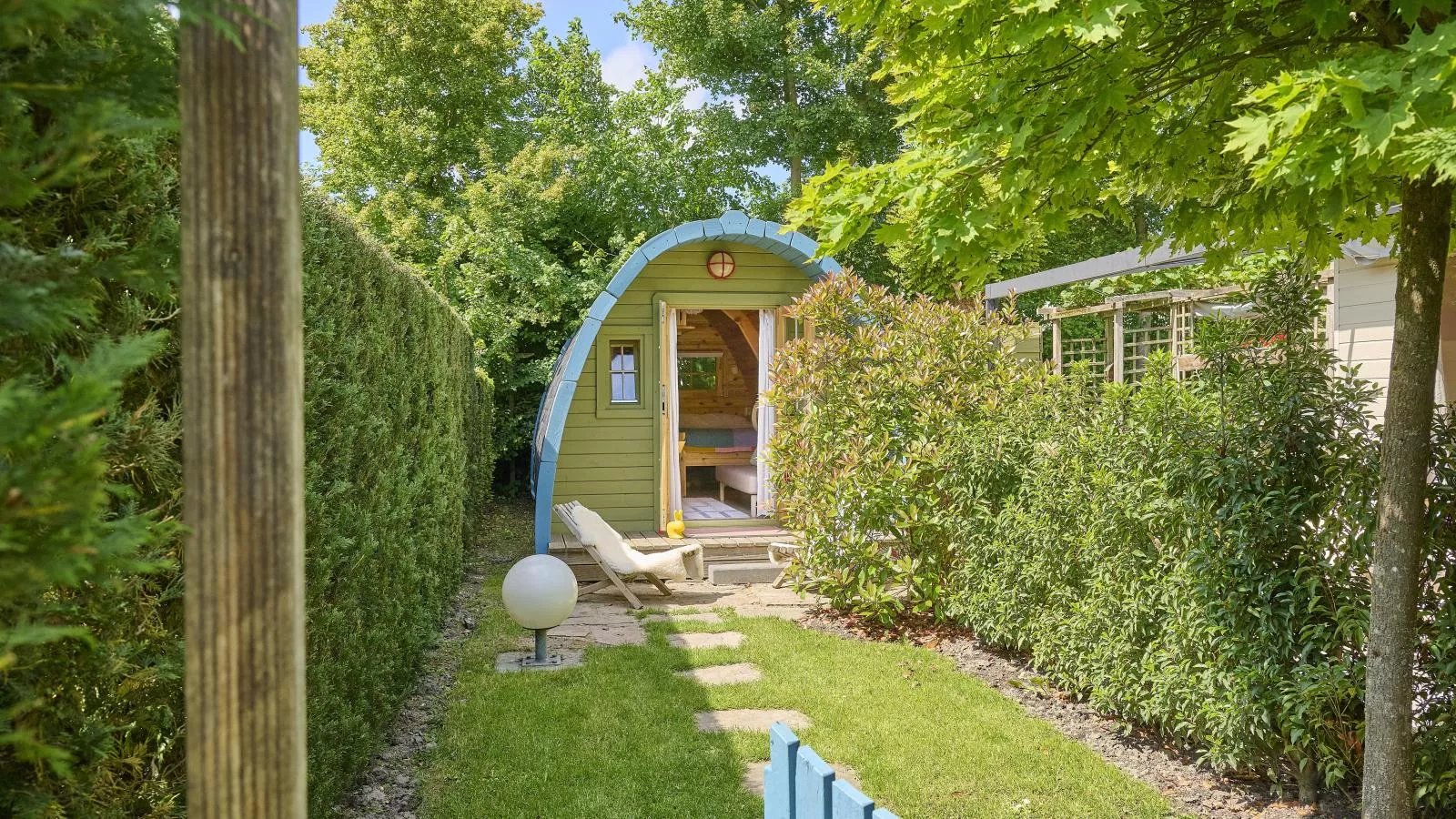 Tiny House Jet-Gardens in summer